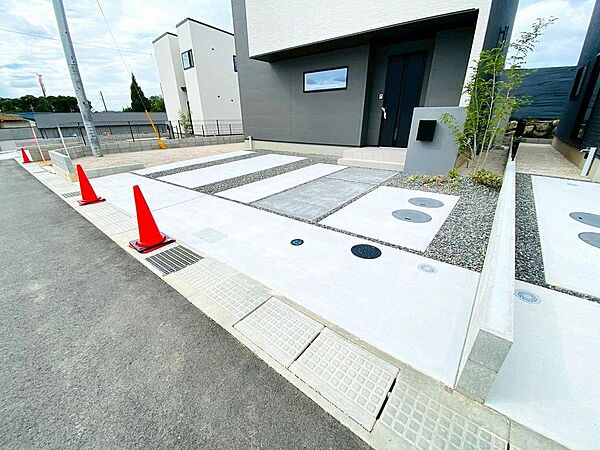 お車2台駐車可能です。コンクリートで区画整理されており、駐車しやすくなっています。