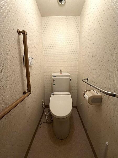 小さなお子様でも使いやすい洋式トイレです。左右に手すりが設けられて安心ですね♪