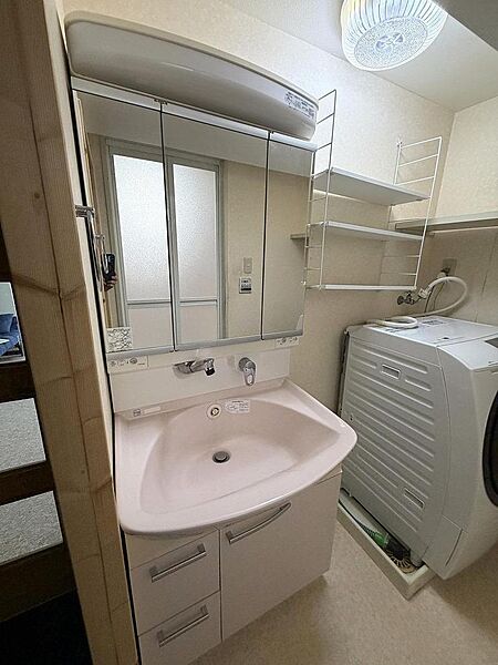 小さなお子様でも使いやすい洋式トイレです。左右に手すりが設けられて安心ですね♪
