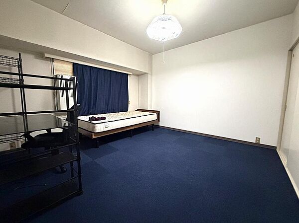 寝室としても使いやすい洋室。カーペット仕様なのでラグ要らず。大きな家具もゆとりをもって配置できます。