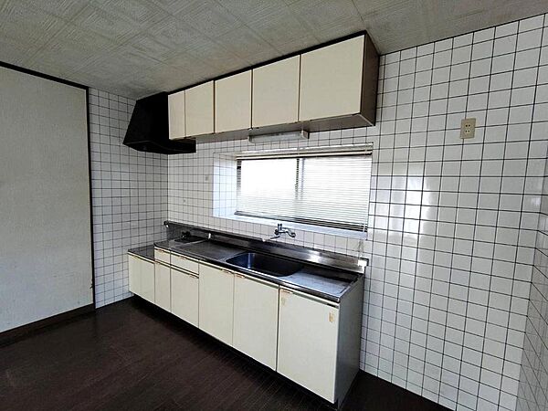 作業台もしっかりあり調理作業もしやすいシステムキッチン。壁付けタイプでリビングを広くお使いになれます