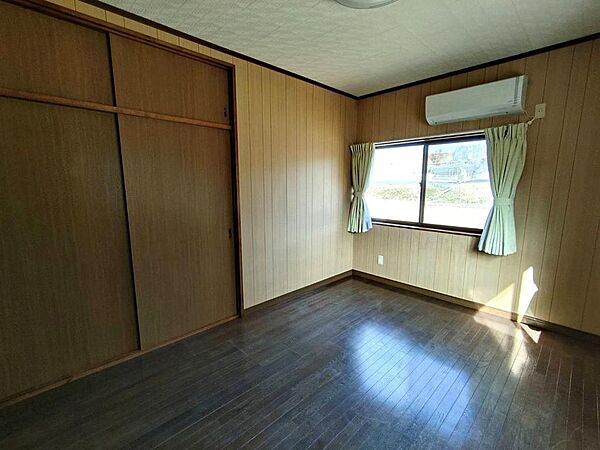 押入完備でお部屋を広く使える6帖洋室です。エアコン付♪