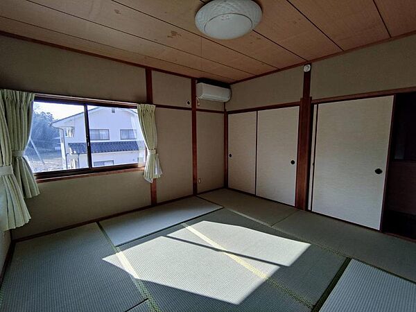 2階の8帖和室です。広々としており、日当たりも良くゆったりと寛げます。