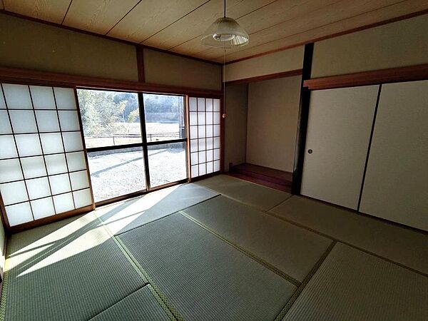 こたつ等を置いてリビングの延長としても活用可能な8帖和室です。
