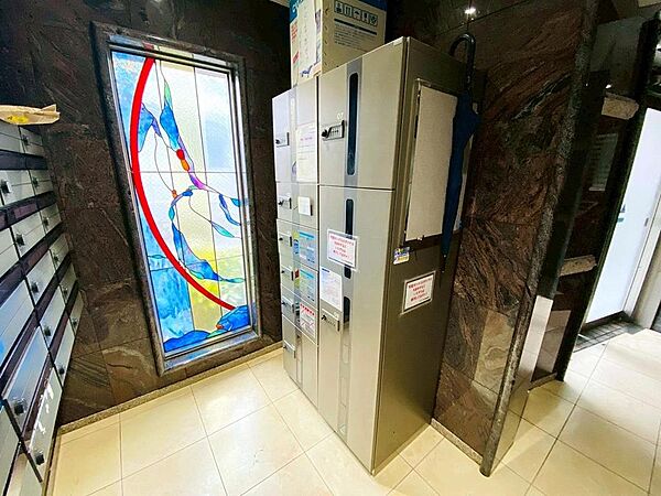 不在時の荷物の受け取りにも重宝する宅配ボックス付き！大小様々ありある程度の大きさの荷物も受け取り可能です。