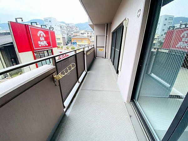 広く屋根のあるバルコニーで日当たり良好で洗濯物も気持ちよく乾きます！急な雨でも落ち着いて取り込めます