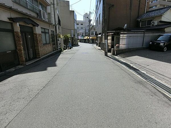 交通量の少ない一方通行の前面道路です。スーパーやコンビニ、金融機関も近く生活しやすいエリアです。
