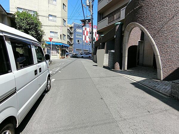 交通量の少ない一方通行の前面道路です。小学校まで徒歩6分！最寄りバス停も徒歩2分で通学・通勤にも便利