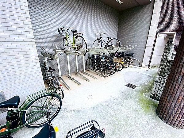 駐輪ラック仕様で区画がはっきりと分かれた駐輪しやすいスペースです！倒れにくいのも嬉しいですね。