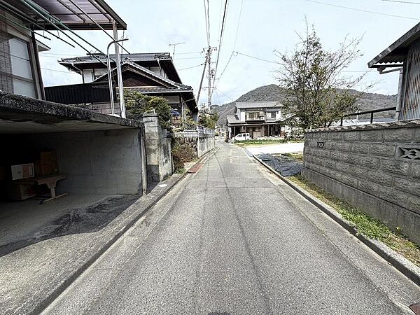 交通量が少なく、静かな前面道路です。平坦地のため徒歩や自転車でも出かけやすいです。