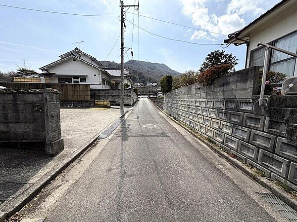 交通量が少なく、静かな前面道路です。コンビニ・スーパー徒歩圏内で便利な立地です。