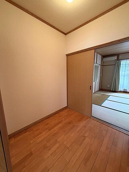 2階の洋室と和室の間には収納庫付きでお洋服や嵩張る物もたっぷり収納可能です♪