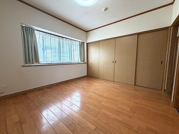 壁一面クローゼット付きでお洋服やお荷物も沢山仕舞えます。出窓付きで棚上部に小物も置けます