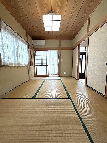 縁側付きで室内も見られにくくプライバシー性も高い6帖和室。エアコン付♪
