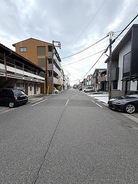 広く見通しの良い前面道路です。最寄りバス停まで徒歩2分でバスでのお出かけもしやすい立地です