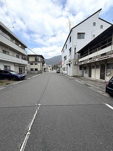 前面道路は幅員8.8ｍあり、広く見通しの良い前面道路。小中学校まで徒歩10分圏内で通学もしやすい立地