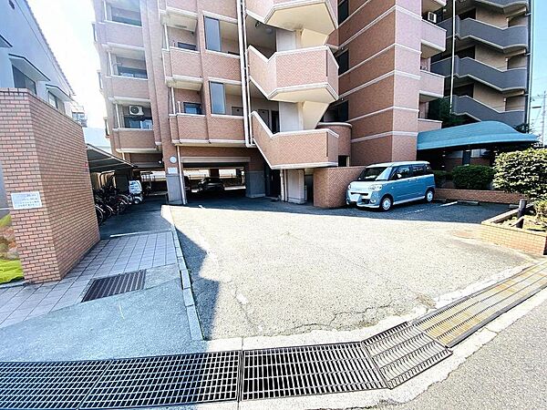 敷地内駐車場です。空き有り10000～14000円/月