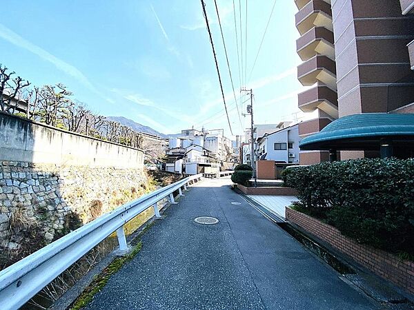 交通量が少ない前面道路です。小学校まで徒歩4分でお子様も通学しやすい立地です！