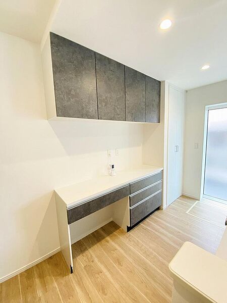 キッチンにはカップボード付き☆食器類をたっぷりと仕舞え、調理家電も綺麗に並べておけます。