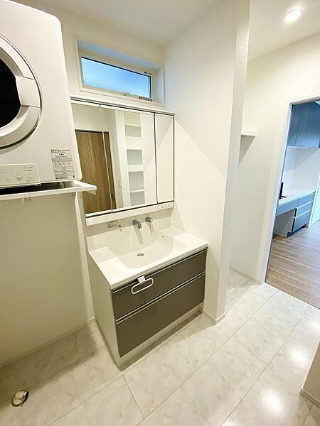 ハイバックガード仕様で水ハネが気になりにくくお掃除もしやすいです！洗面台横にスペースがあるのも◎