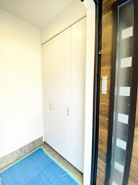 壁一面のシューズボックスは大容量！ご家族全員の靴や雨具・外遊び玩具なども収納しておけます。