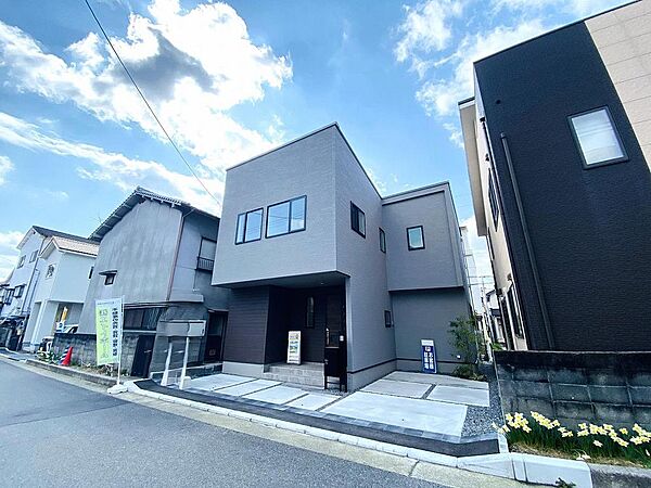 正面から家の中が見えすぎない窓の配置になっておりプライバシーを確保しやすい設計です。