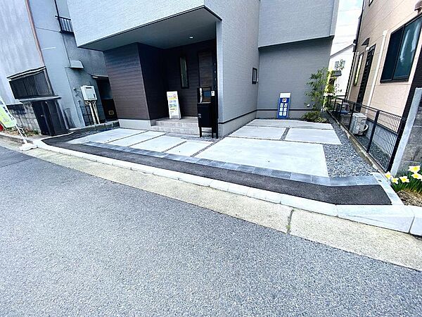間口の広い駐車場なので運転が苦手な方でも駐車がしやすいです。