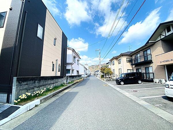 交通量の少ない綺麗に舗装された前面道路です。JR呉線新広駅まで徒歩8分！お出かけにも便利です。