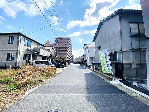 交通量の少ない綺麗に舗装された前面道路です。JR呉線新広駅まで徒歩8分！お出かけにも便利です。