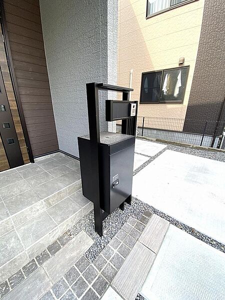 スタイリッシュな機能門柱を設置。ブラックのフレームが全体のデザインを引き締めます。