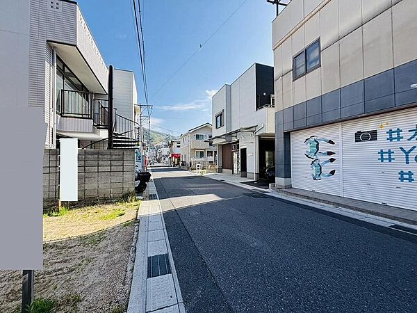 広く見通しの良い前面道路です。コンビニ・スーパーまで徒歩圏内でお買い物も便利な立地。