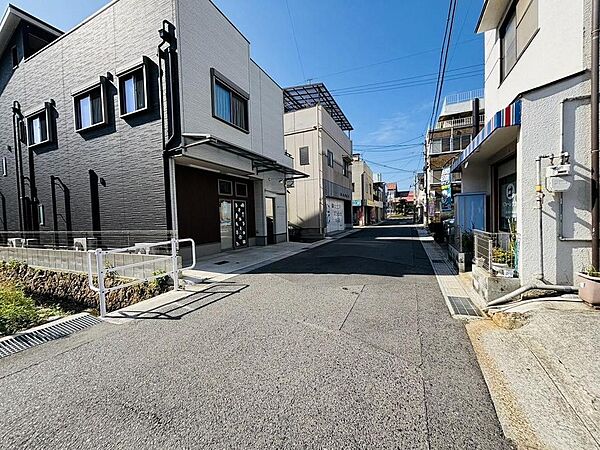 見通しの良い前面道路です。呉駅まで徒歩2分で通勤・通学にも便利な立地です！