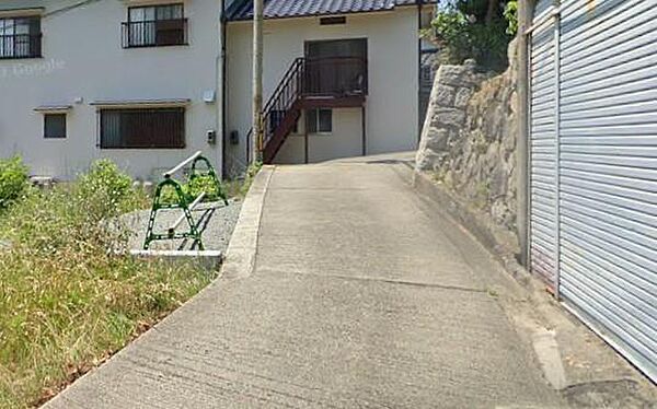 静かな前面道路です。車侵入可能（但し小型車まで）