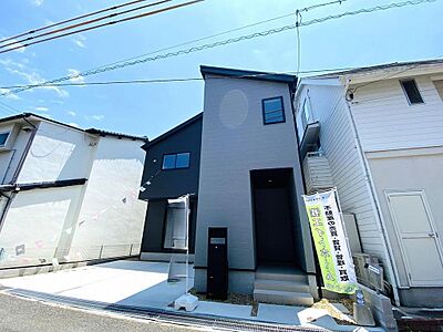 外観:ブラックとライトグレーの外壁を大胆に張り分けコントラストが効いた個性的な外観です。 外観:ブラックとライトグレーの外壁を大胆に張り分けコントラストが効いた個性的な外観です。