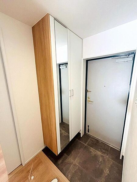 トールタイプの容量充実なシューズボックスです！姿鏡もあり外出時に身だしなみチェックもできます