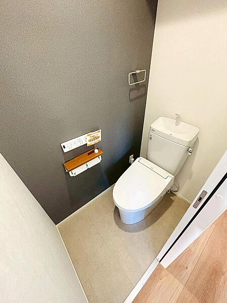 温水洗浄便座機能の操作もしやすい壁付リモコンが採用されています！お手入れしやすい洋式トイレです