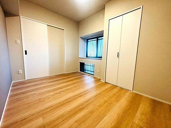 4.9帖洋室の窓はスリガラスになっており、廊下側からの視線も気になりにくいです！格子仕様で防犯面も◎