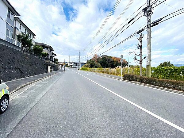 広く見通しの良好な前面道路です！小学校なで徒歩9分とお子様にも通学しやすい環境です