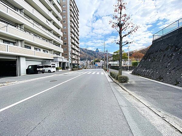 広く見通しの良好な前面道路です！コンビニまで徒歩3分！ちょっとしたお買い物にも便利な立地です