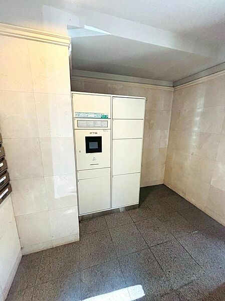 エントランスには宅配ボックス付き！不在時のお荷物の受け取りにも便利！在宅時の手の離せない時にも◎
