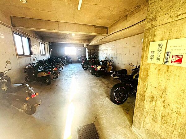 屋根付きの駐輪場で自転車やバイクが雨ざらしにならず綺麗を保ちながら保管可能です