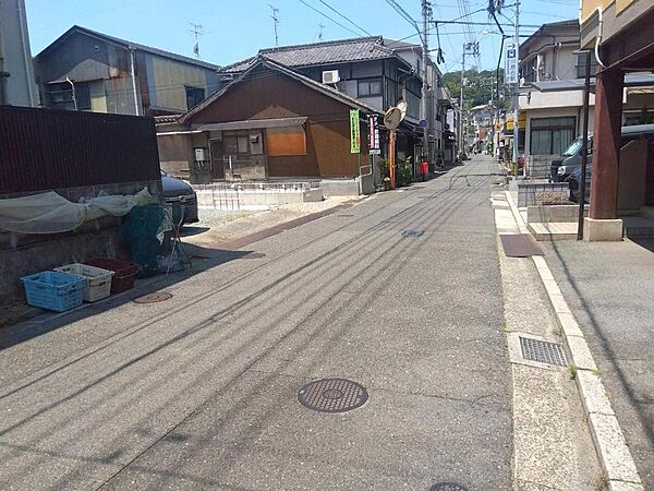 広く見通しの良い前面道路です。コンビニ・スーパーまで徒歩6分圏内でお買い物も便利な立地