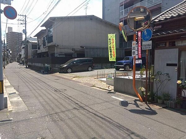 広く見通しの良い前面道路です。小学校まで徒歩2分でお子様も通学しやすい立地です