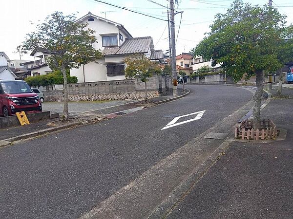 広く見通しの良い前面道路です。小学校まで徒歩3分でお子様も通学しやすい立地です