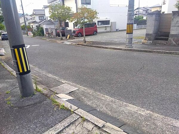 交通量の少なく静かな前面道路です。最寄りバス停まで徒歩3分でバスでのお出かけも便利
