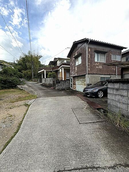 見通しの良い前面道路です。閑静な住宅地で静かに過ごせます。