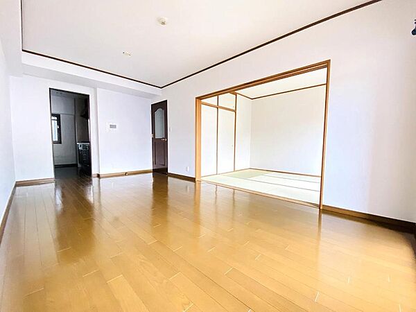 家族が集う開放的なLDK！隣接する和室の扉を開ければ、さらに一体感のある大空間に。