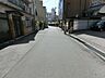 周辺：交通量の少ない一方通行の前面道路です。スーパーやコンビニ、金融機関も近く生活しやすいエリアです。