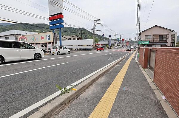 広く見通しの良い前面道路です。