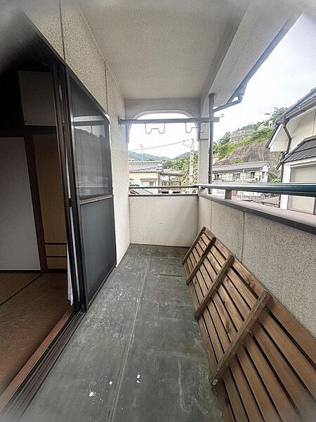 屋根付きのバルコニーで、急に雨が降ってきても濡れにくくて安心です♪